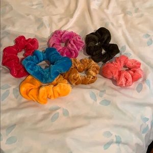 7 SCRUNCHIES FOR 10!!